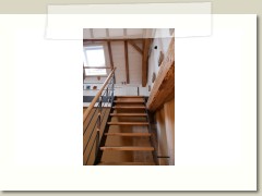 Die Holztreppe zur Schlafgalerie des Kornspeichers